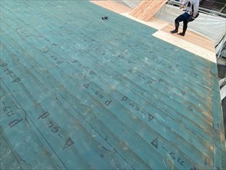 屋根葺き替え工事で新しい野地板を敷設します